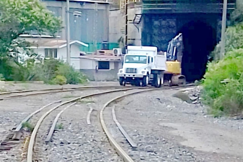 Los pobladores de Puente Colorado, en Chapulco, Puebla, bloquean la vía con vehículos.