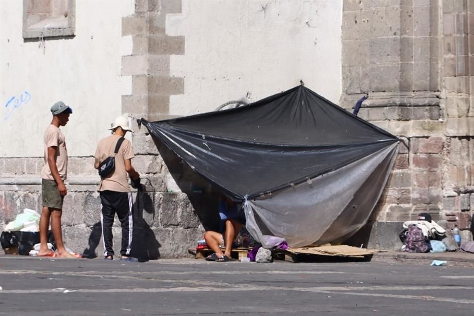 Un campamento para migrantes fue instalado en el Parque de La Soledad, en La Merced.