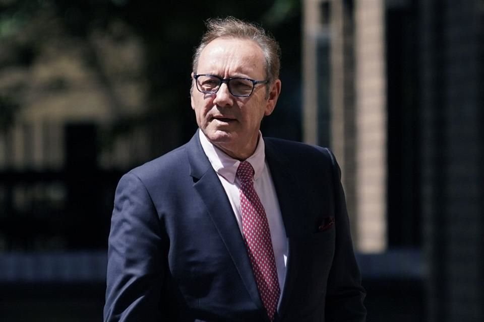 Kevin Spacey vuelve al set tras su absolución en juicio por agresión sexual, filmando un misterioso proyecto en Phoenix.