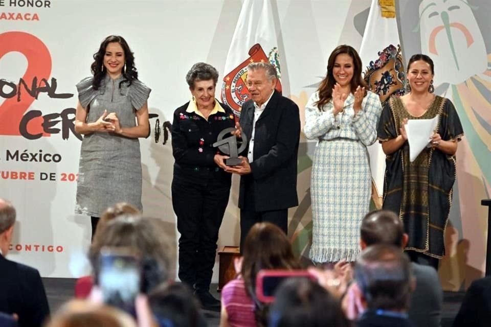 Hilda Corona y Guillermo Gómez fueron reconocidos con la Presea Cervantina por asistir durante 49 años al Festival Internacional Cervantino.