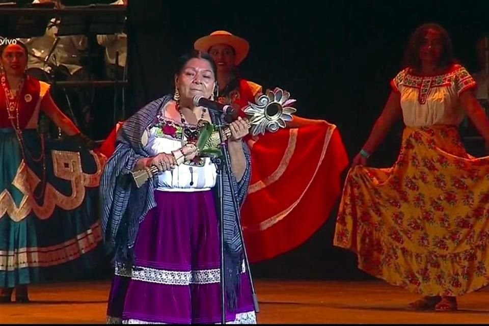 Juana Hernández López, representante de la diosa Centéotl, portavoz de las culturas de Oaxaca, se encargó de iniciar los festejos en la Alhóndiga con la Guelaguetza.