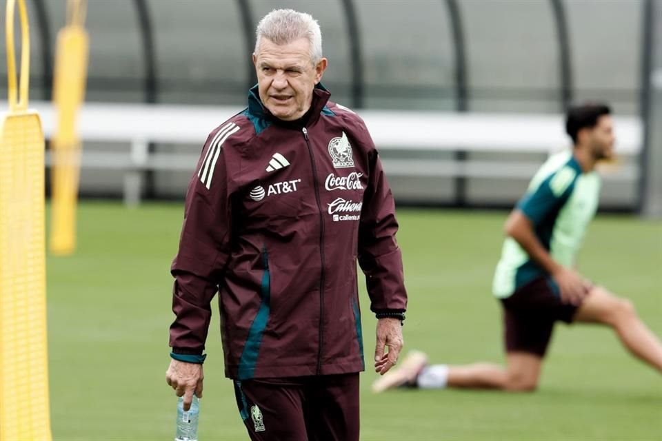 El DT Javier Aguirre trabaja para recuperar las ganas de los jugadores por vestir la camiseta del Tri, equipo que hoy enfrenta al Valencia.