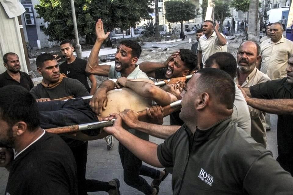 alestinos trasladan a una víctima atacada por el Ejército israelí en el campamento de refugiados de Jabalia, a un hospital, en la Ciudad de Gaza.