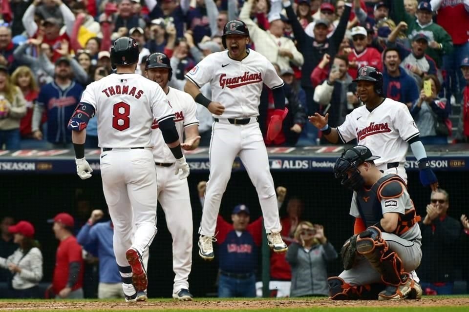 Lane Thomas (8) pegó un grand slam para poner a los Guardians en ventaja.