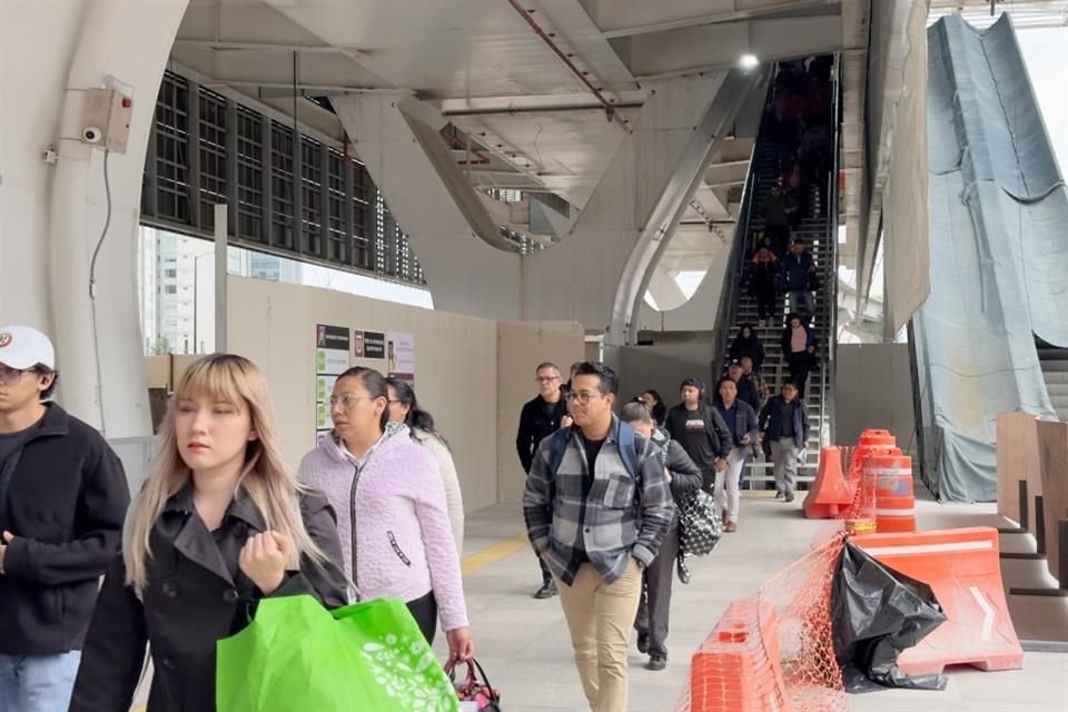 Aunque es la estación más concurrida, los usuarios de la terminal Santa Fe se encuentran con escaleras y accesos todavía en construcción. 