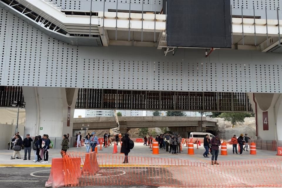 El Centro Comercial contiguo aceptó improvisar con trafitambos una ruta peatonal al interior de su estacionamiento. 