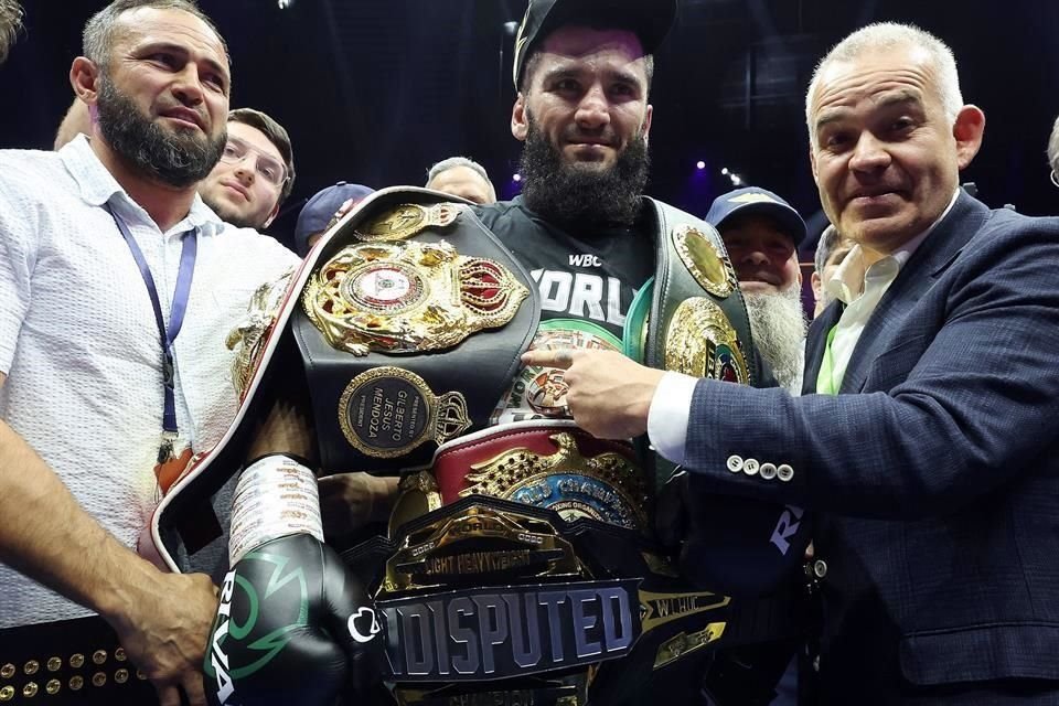 Artur Beterbiev se llevó todos los cinturones.