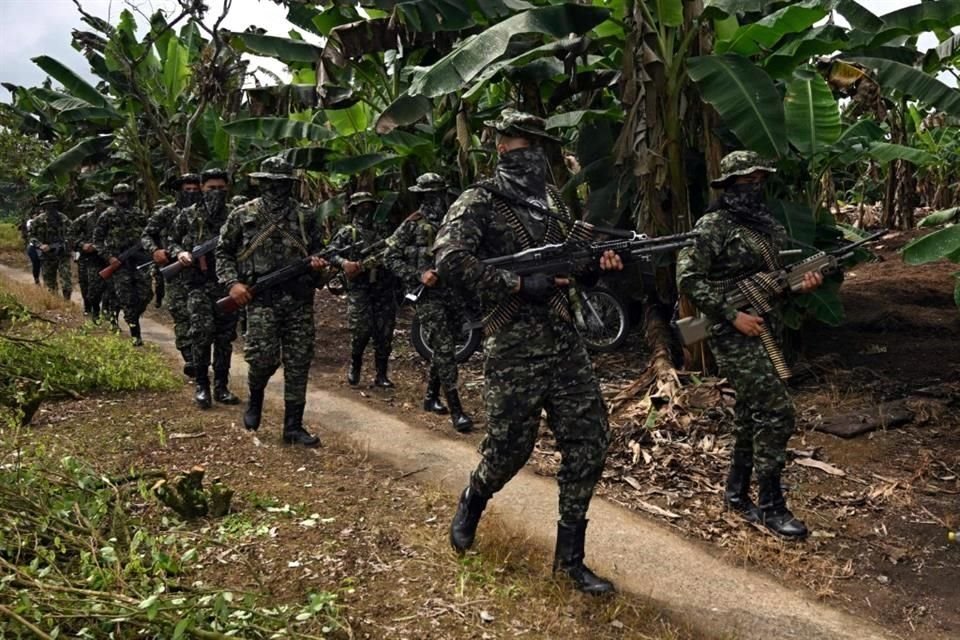 Miembros del grupo disidente de las FARC Segunda Marquetalia marchan en una finca en Llorente, una zona rural de la ciudad portuaria de Tumaco, departamento de Nariño, Colombia.