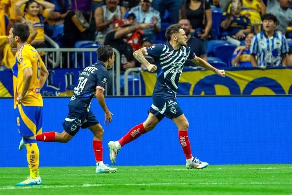 Lucas Ocampos, de Rayados, celebra su gol.