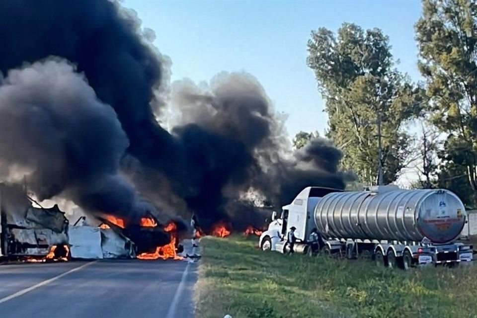 En respuesta a un operativo de la Guardia Nacional, delincuentes incendiaron vehículos para bloquear la Carretera San Juan de los Lagos-Encarnación de Díaz.