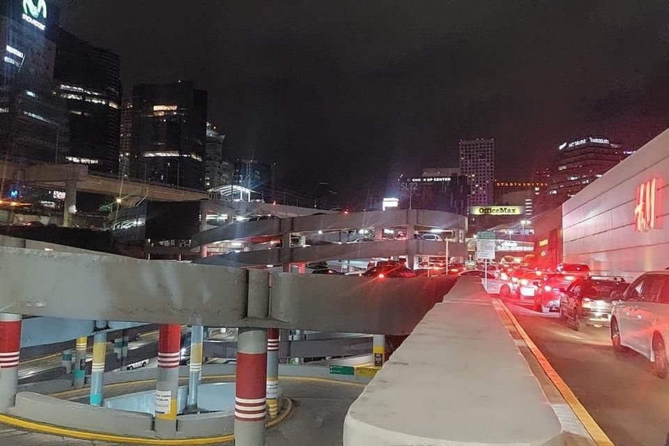 El cierre provocó largas filas de salida en el estacionamiento del lugar.