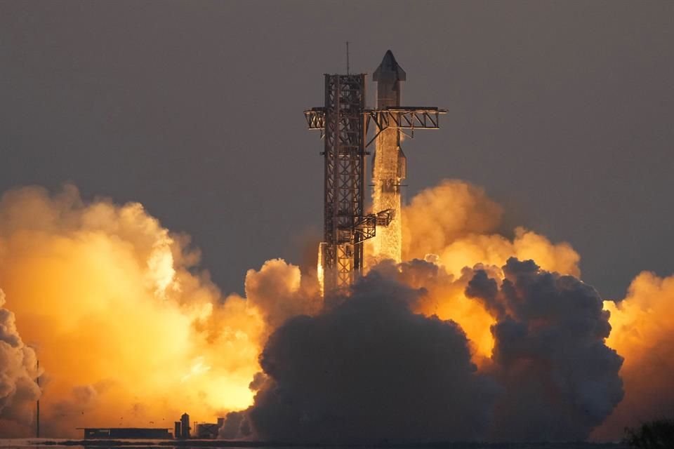 El megacohete Starship de SpaceX despegó desde la Starbase para un quinto vuelo de prueba este domingo.