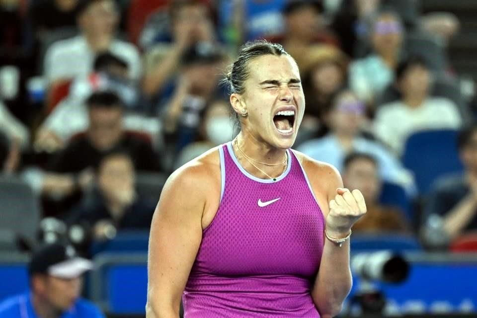 Aryna Sabalenka salió con la mano en alto de Wuhan por tercer año consecutivo al derrotar a Zheng Qinwen en la Final.