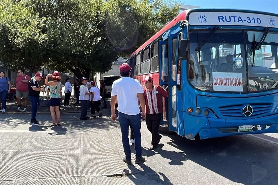 Los simpatizantes llegaron en camiones de ruta.