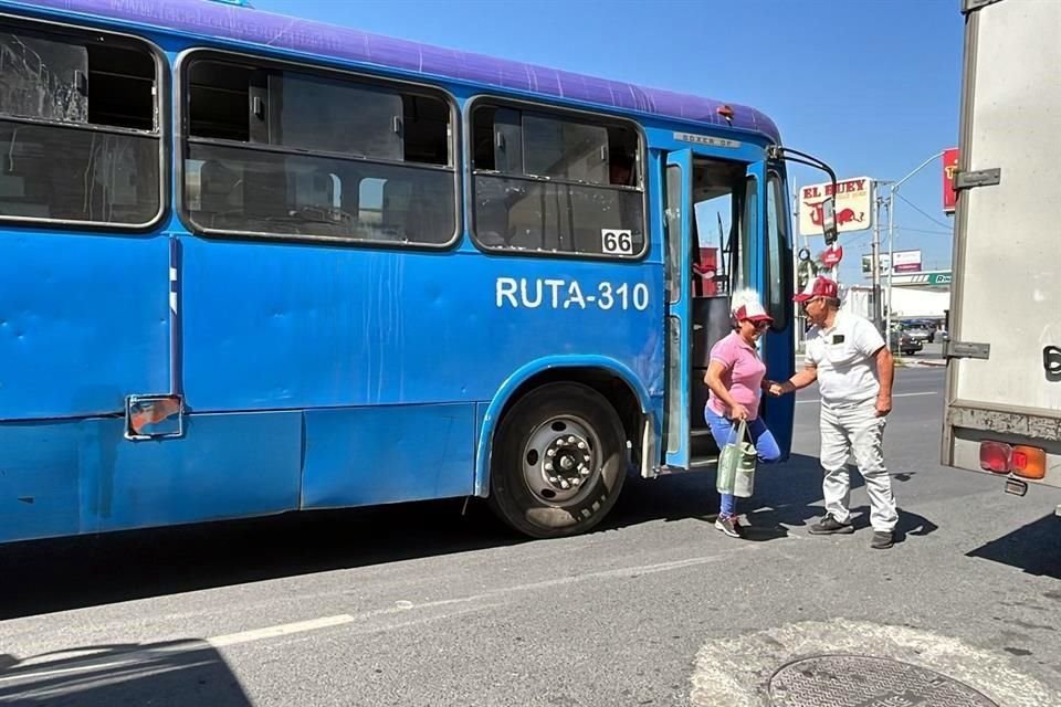 Los simpatizantes llegaron en camiones de ruta.