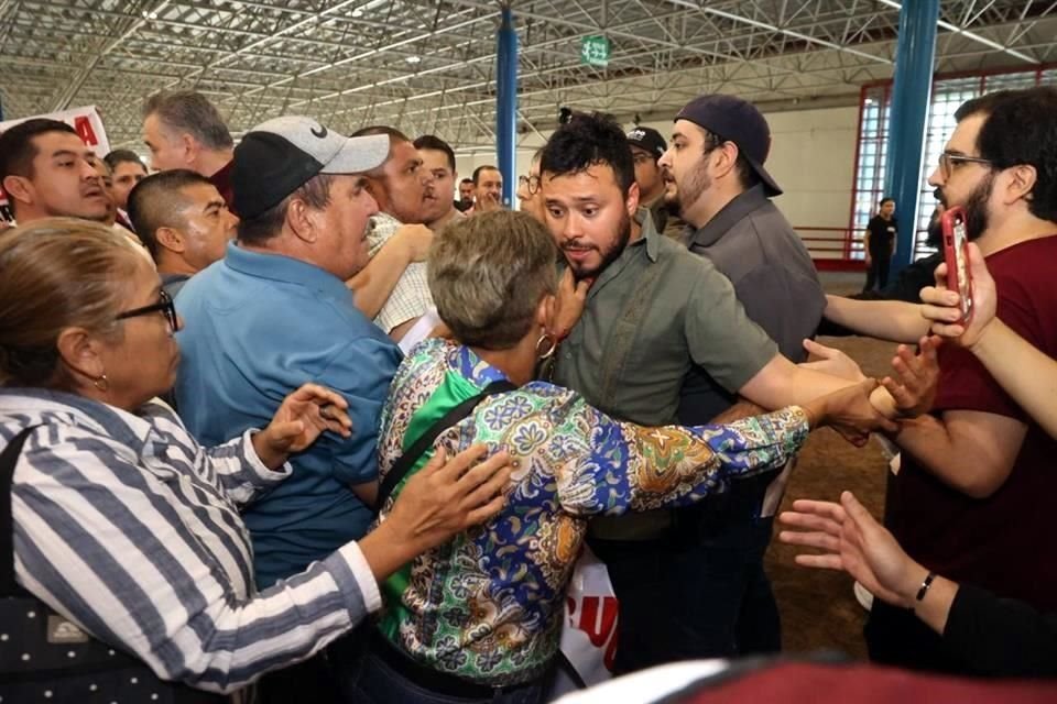 En la irrupción hubo golpes y empujones entre el personal de seguridad y los ejidatarios.