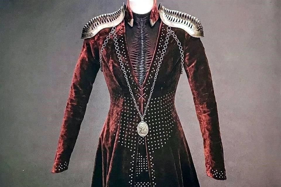 El vestido de terciopelo rojo que Cersei usa en su última escena en la serie, se vendió en 137 mil 500 dólares.