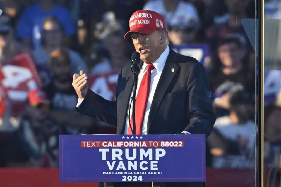 El candidato presidencial republicano y ex Presidente, Donald Trump, habla en un mitin de campaña en Calhoun Ranch, el 12 de octubre de 2024, en Coachella, California.