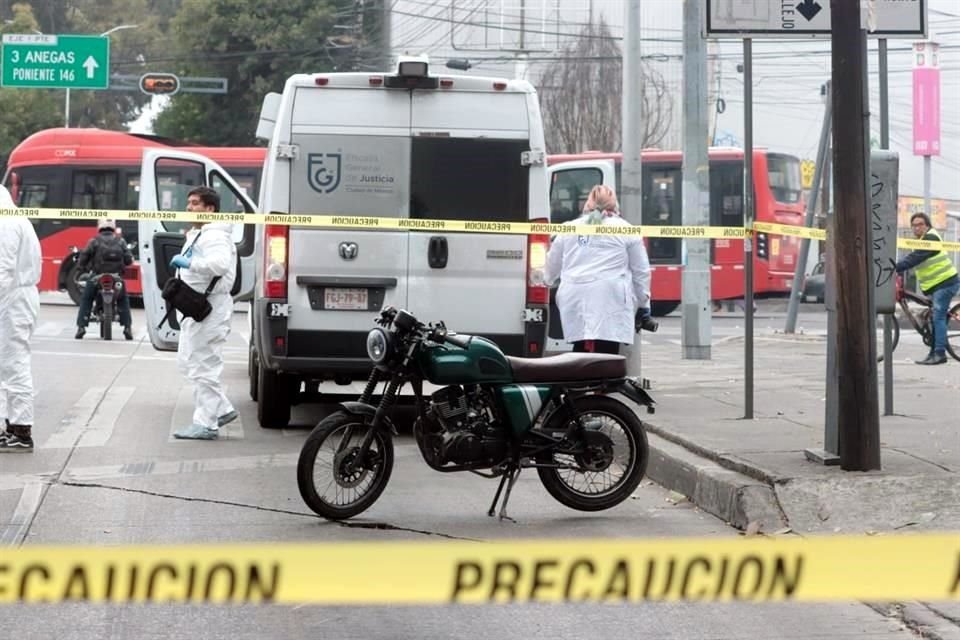 Un motociclista falleció al chocar contra un camión de carga en Calzada Vallejo, en la Alcaldía Gustavo A. Madero.