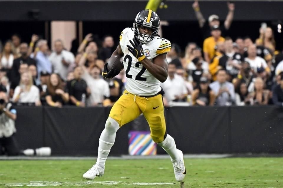 Najee Harris acumuló 106 yardas en 14 acarreos.