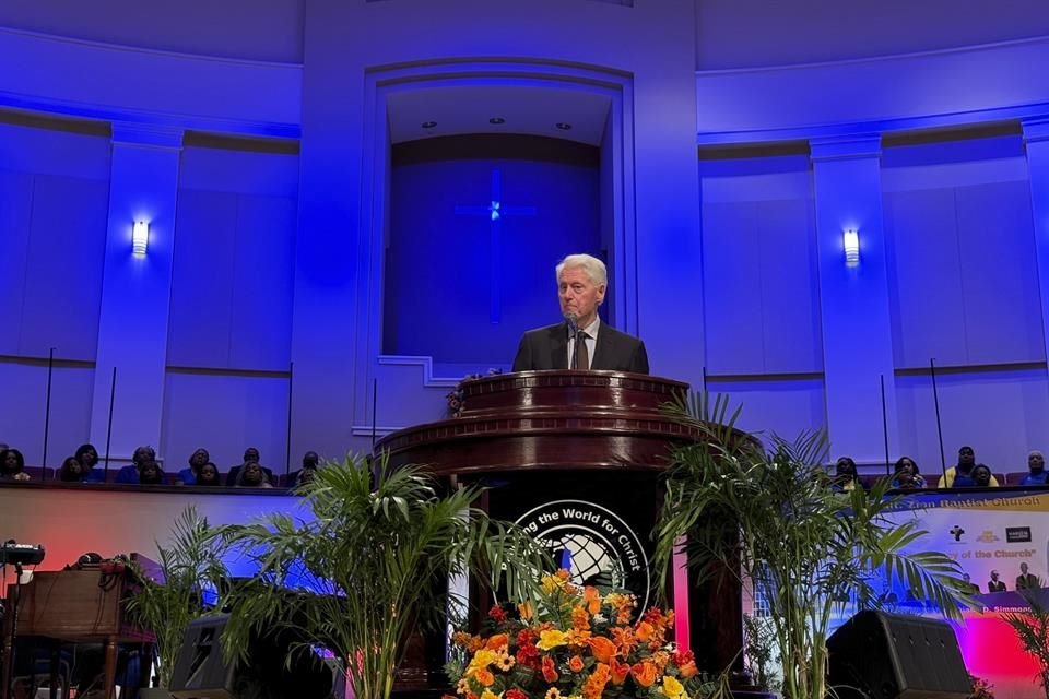 El ex Presidente Bill Clinton habla en la iglesia bautista Monte Sion, el 13 de octubre de 2024, en Albany, Georgia.