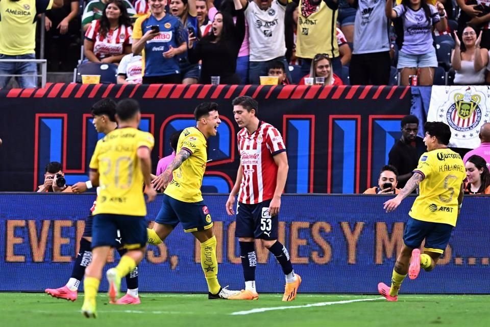 Ante la felicidad de la afición americanista, Ilian Hernández celebra el segundo tanto.