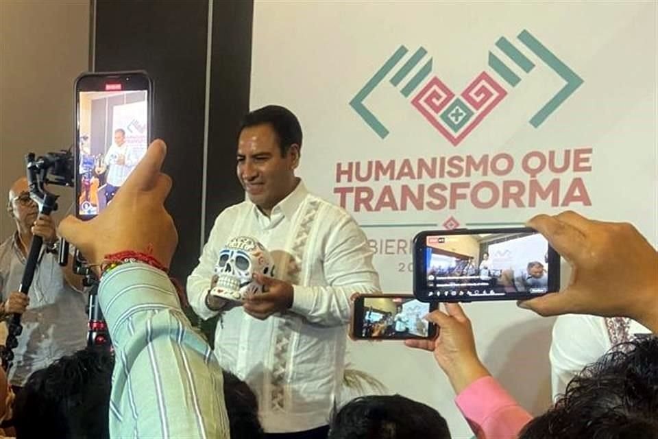 Al Gobernador electo de Chiapas, Eduardo Ramírez (Morena), le regalaron una calavera de cerámica por su cumpleaños