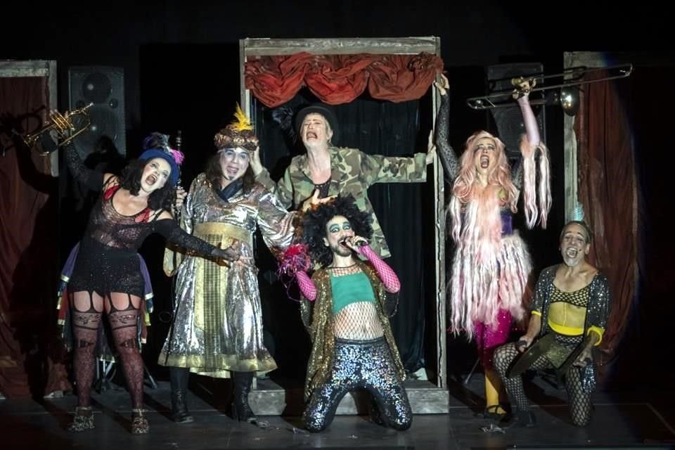 La emblemática compañía de teatro Grupo Galpão, de Minas Gerais, Brasil, se presentó en el Teatro Principal con la obra 'Cabaret Coraje'.