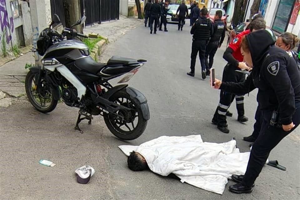 Un motociclista fue asesinado a tiros mientras circulaba por calles de la Colonia San Bartolo Ameyalco.