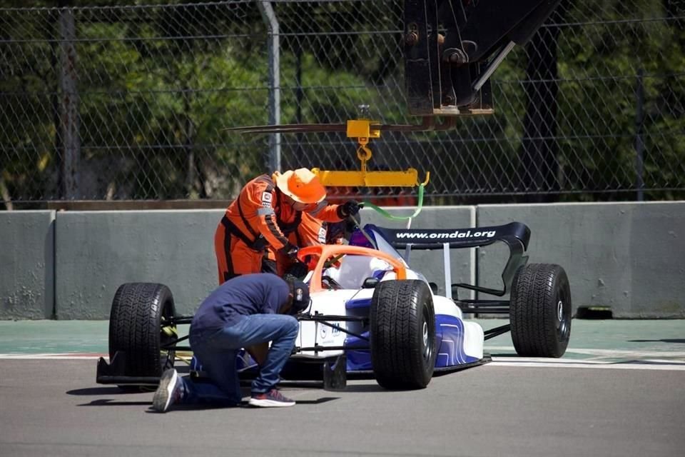 Los oficiales de pista ensayaron con la grúa para retirar un auto de la pista.