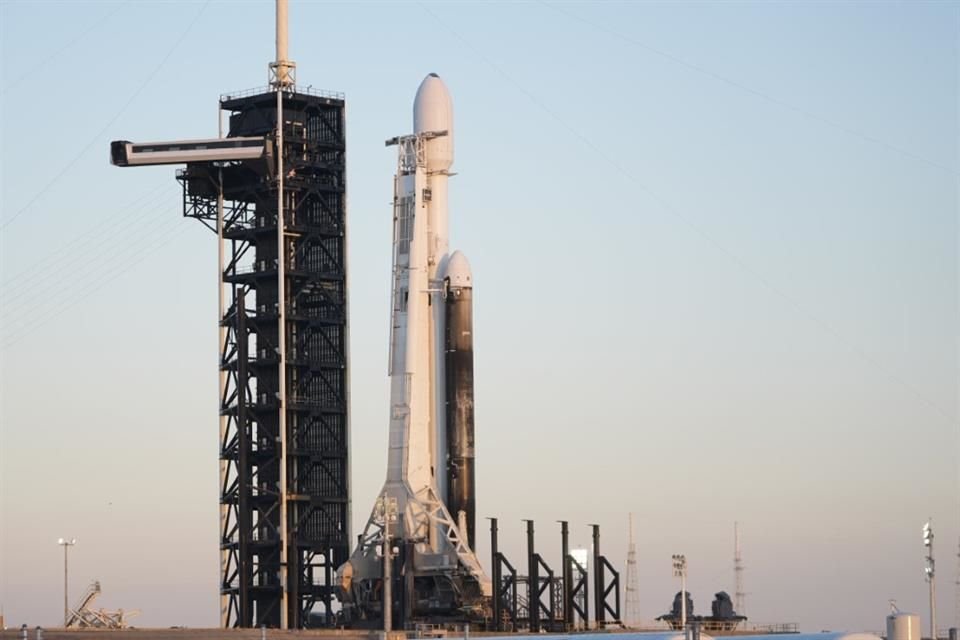 Un cohete Falcon Heavy de SpaceX se prepara para despegar en el Centro Espacial Kennedy en Florida.