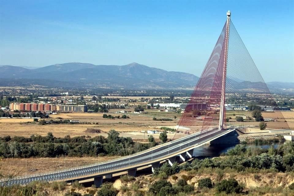 Con 152 cables metálicos e impresionantes vistas sobre el paisaje circundante, el puente de Talavera atrae desde hace tiempo a amantes del riesgo, influencers y creadores de contenido.