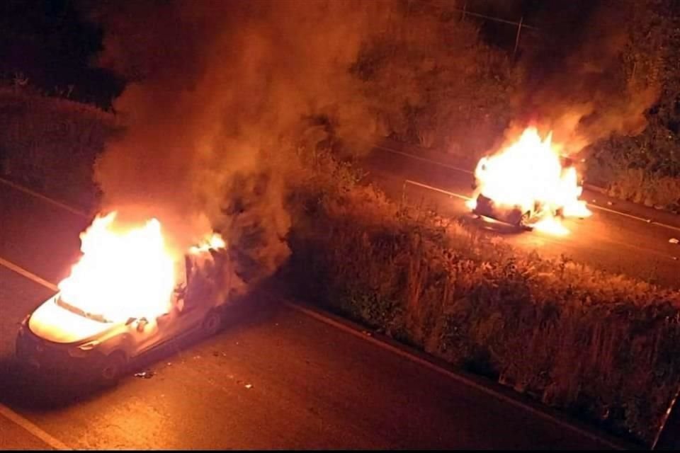 Los normalistas incendiaron vehículos por la detención de sus compañeros el pasado domingo en Morelia, Michoacán.