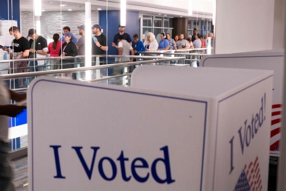 Personas hacen fila para votar durante una jornada anticipada en Arlington, el 20 de septiembre del 2024.