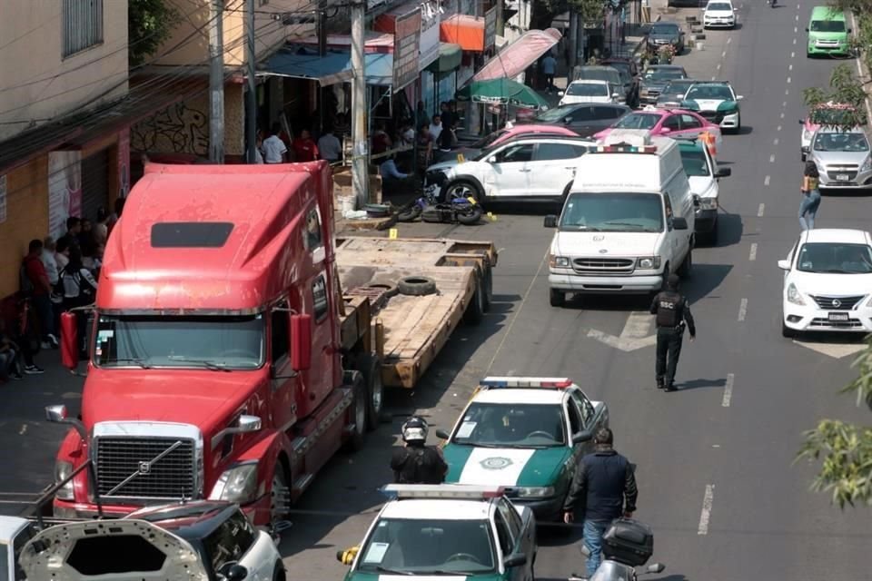 Un trabajador de un taller mecánico automotriz falleció mientras realizaba reparaciones.