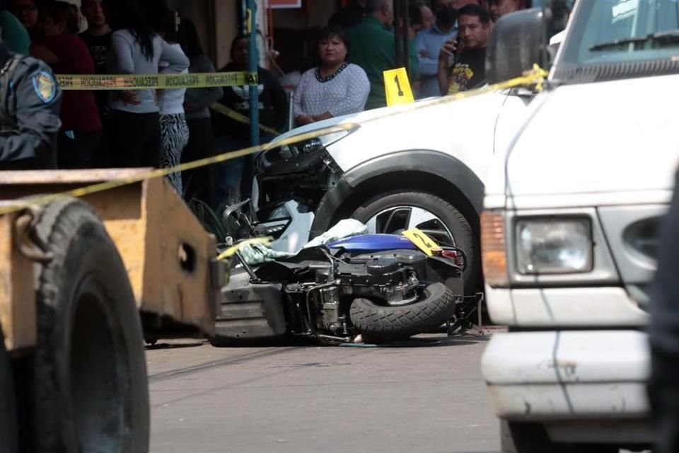 El accidente ocurrió cuando un tráiler avanzó en reversa y golpeó el vehículo que estaban arreglando.