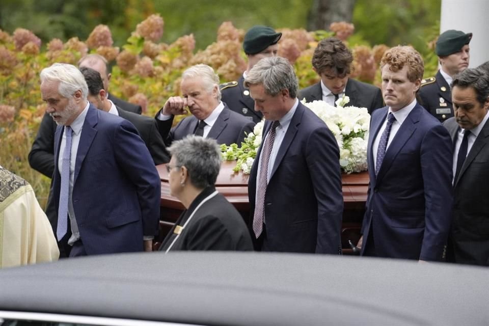 Miembros de la familia Kennedy se reunieron en el funeral de Ethel Kennedy, la viuda del senador demócrata Robert F. Kennedy.