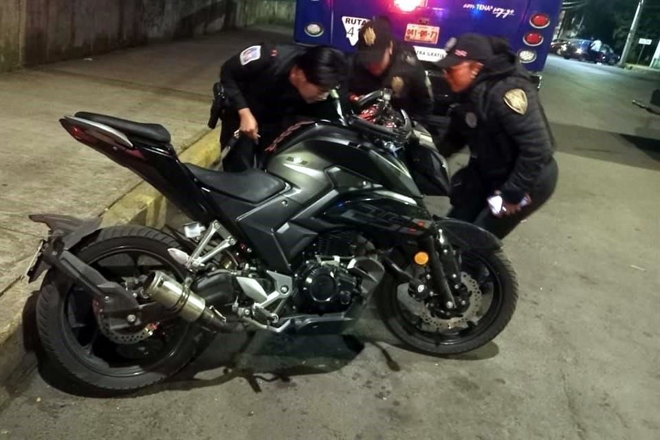 El agente de la SSC intentó evitar que dos jóvenes a bordo de una motocicleta escaparan, pero fue arrollado por ellos.