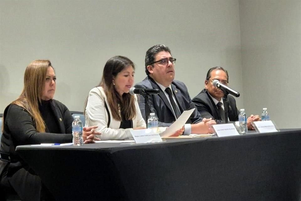 Juana Fuentes Velázquez, directora de la JUFED (al centro), en rueda de prensa junto con los magistrados de circuito Iliana Fabricia Contreras (izquierda) y Juan Alfonso Patiño (derecha).