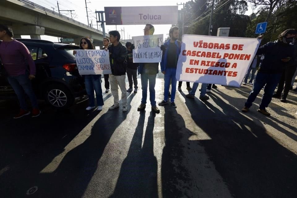 Estudiantes de cine y danza, así como del Conservatorio de Música del Edomex, realizaron un bloqueo para exigir mejoras en vialidad donde transitan.