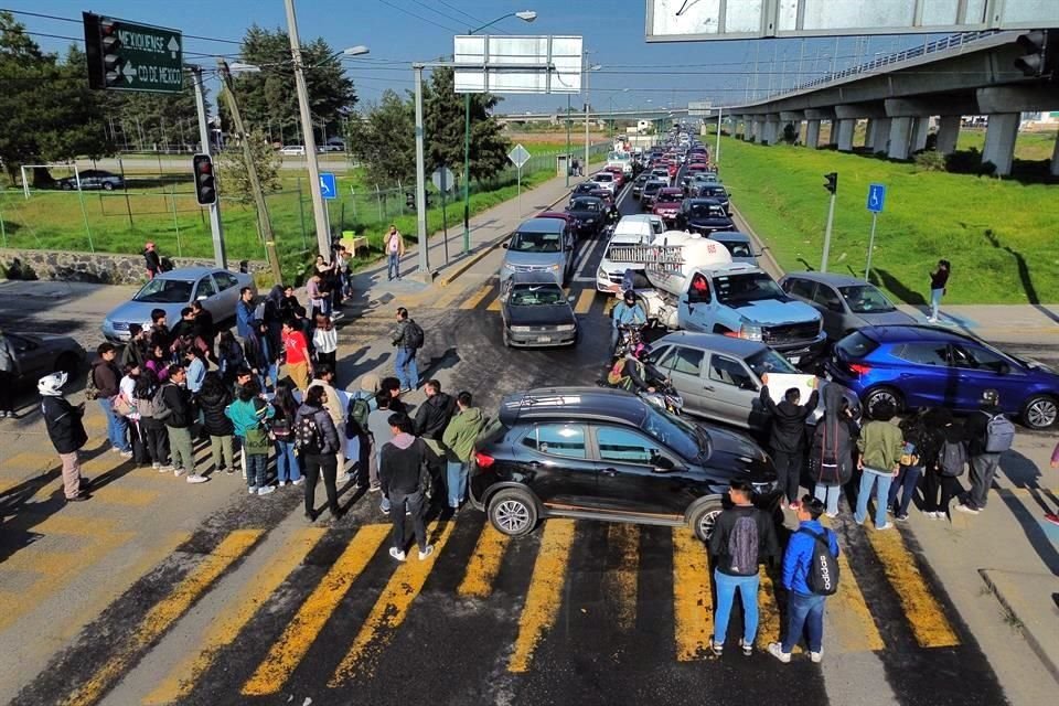 Los jóvenes inconformes bloquearon ambos sentidos de la Avenida de las Torres, en el cruce con la Calle Eduardo Monroy Cárdenas, que atraviesa sus centros educativos.