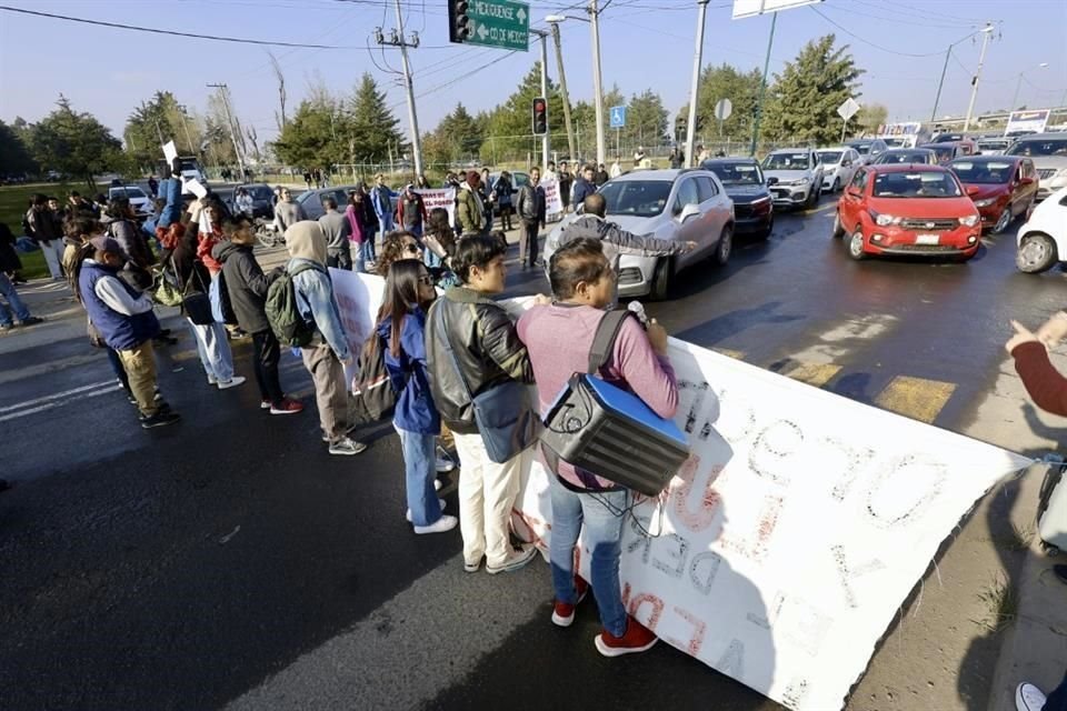 Los estudiantes acusaron que la vialidad está en pésimas condiciones, lo cual los nos pone en riesgo.