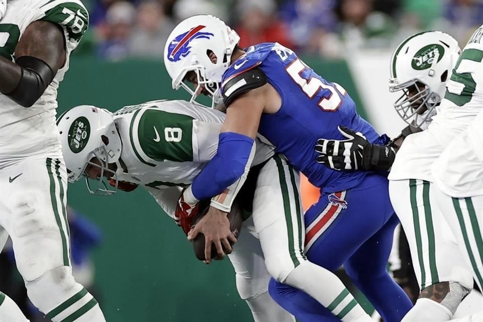 Rodgers también fue maltratado por la defensiva de Búfalo.