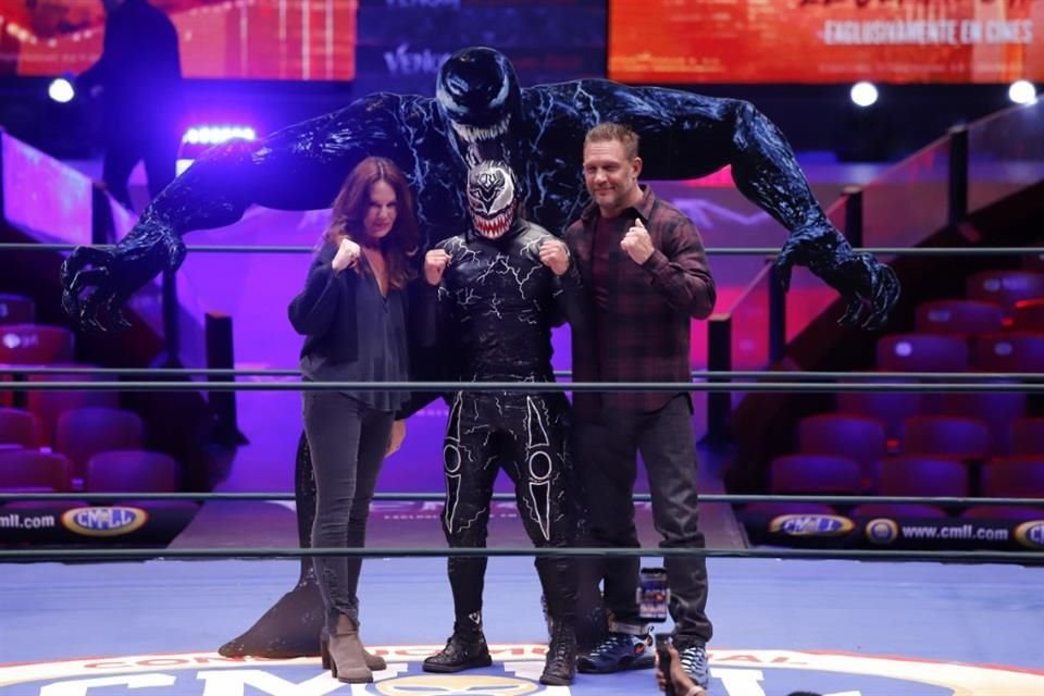 Tom Hardy y la directora de 'Venom: El Último Baile' se subieron al cuadrilátero de la Arena México para promocionar el estreno del filme.