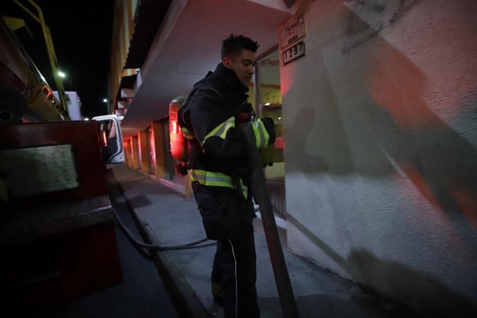 Unas 30 personas fueron desalojadas del Hotel Estación, en la Colonia Ferrocarril, tras un incendio en una habitación del segundo piso.