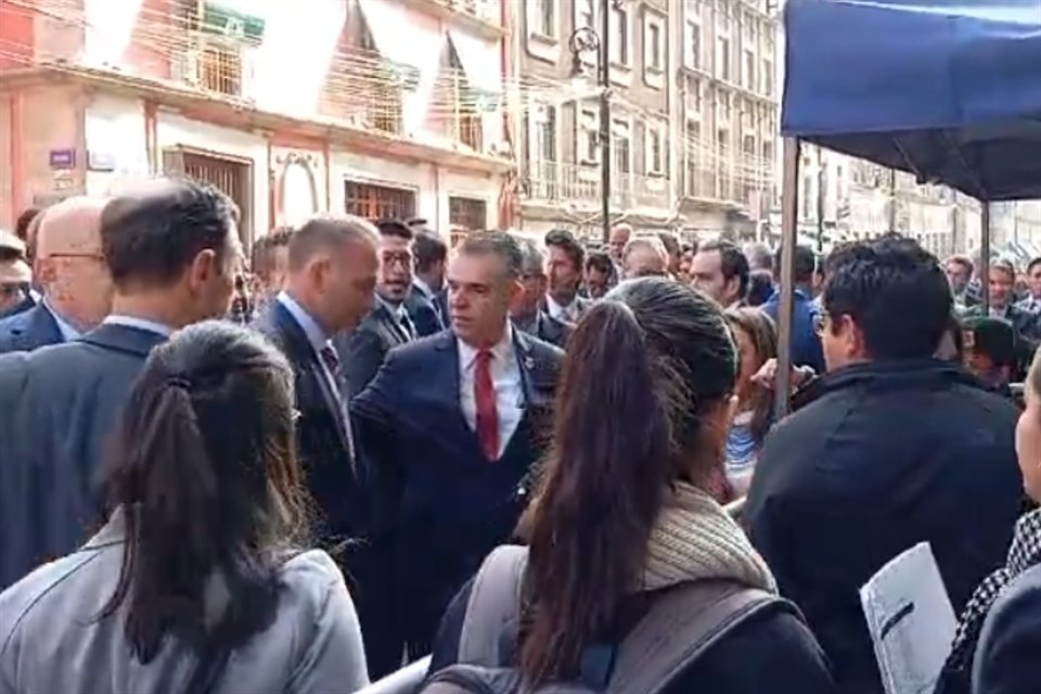 Francisco Cervantes, presidente del Consejo Coordinador Empresarial (CCE), y empresarios al entrar a Palacio Nacional.