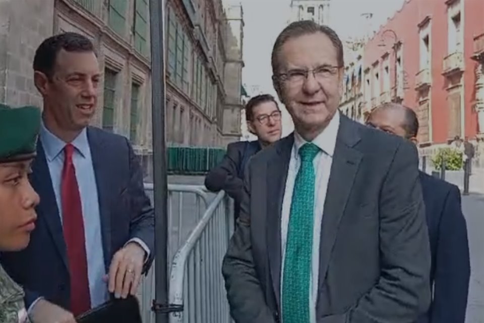 Esteban Moctezuma, Embajador de México en EU, al llegar a la reunión con empresarios. 