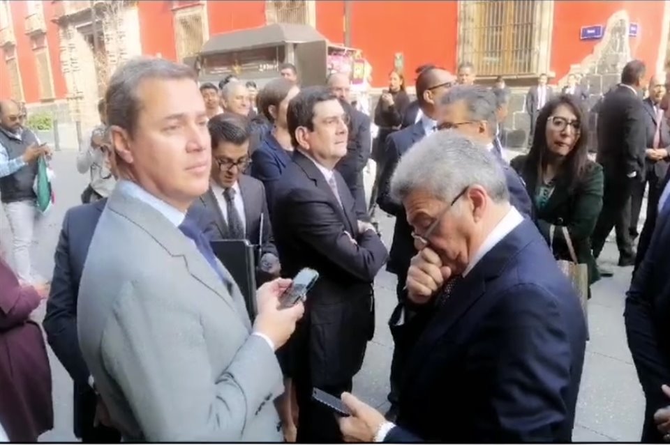 Empresarios esperando a entrar a Palacio Nacional.