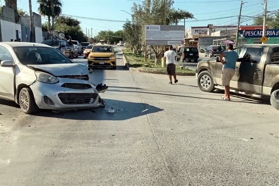 El nerviosismo se apoderó de los conductores y hasta un choque se registró en la calle Rodolfo Garza Cantú, cruz con Rodas, en la Col. Jacinto López, cerca de donde inició la persecución y balacera.