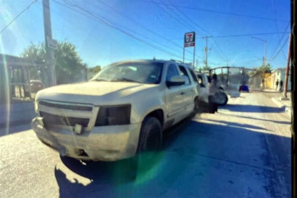 La situación de riesgo terminó con el aseguramiento de una camioneta tipo Tahoe color dorada con placas de Texas.